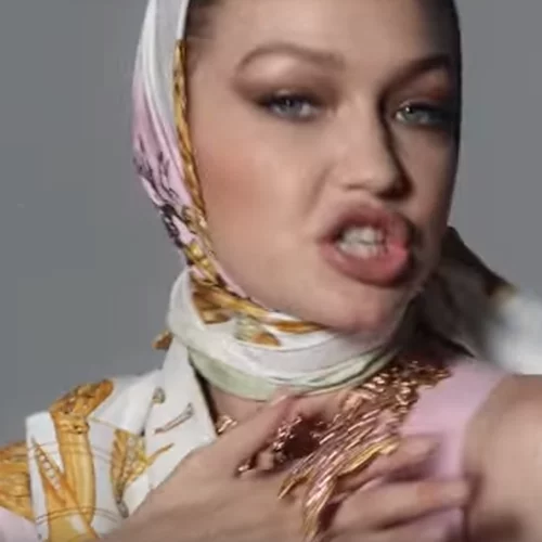 Versace | Παρέλαση από supermodels στην ανοιξιάτικη καμπάνια του