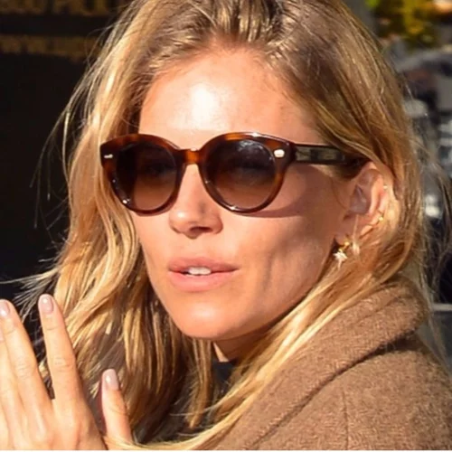 Εμπνέεσαι από το στυλ της Françoise Hardy; Τότε θα λατρέψεις αυτό το outfit της Sienna Miller