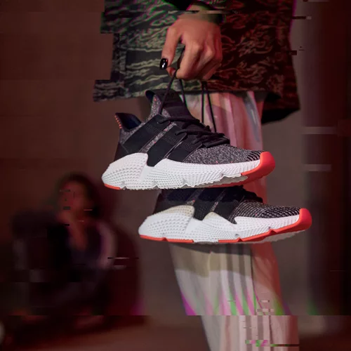 Αυτό είναι το νέο αγαπημένο sneaker των stars!