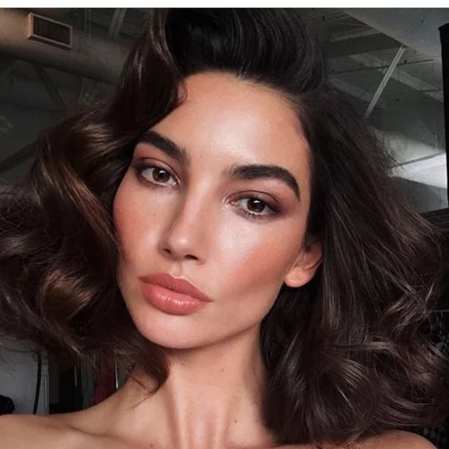 Πώς να καλύψεις τις πρώτες ενοχλητικές λευκές τρίχες