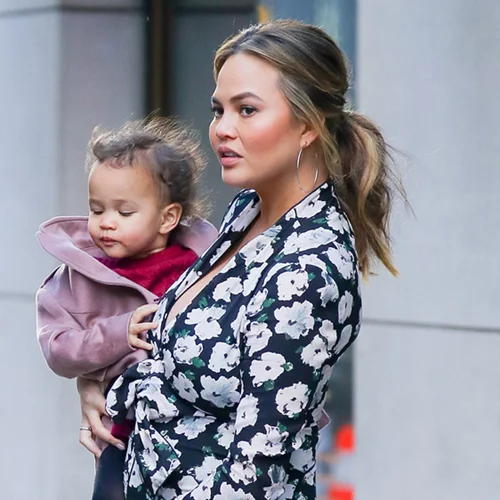 Chrissy Teigen: Σούπερ ιδέα για ντύσιμο στην εγκυμοσύνη