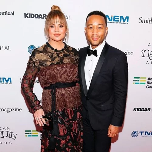 Chrissy Teigen | Η πρώτη δημόσια εμφάνιση με φουσκωμένη κοιλιά