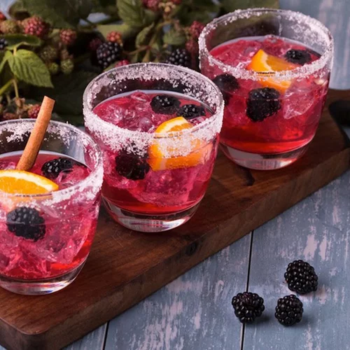 Party drinks: Τρεις συνταγές για κοκτέιλ που θα εντυπωσιάσουν