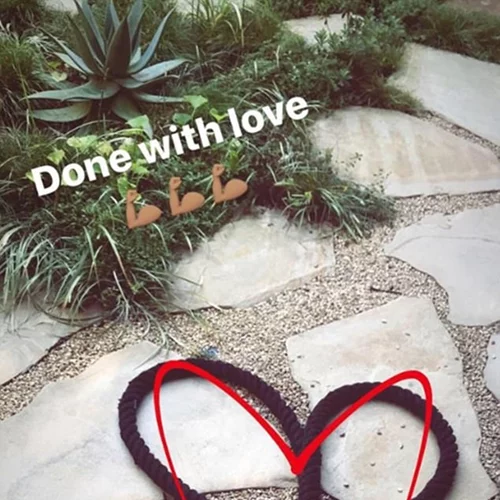 Halle Berry | Sexy κάτω από το Χριστουγεννιάτικο δέντρο!