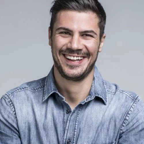 Άκης Πετρετζίκης | Μας έδειξε το Χριστουγεννιάτικο δέντρο του με την πιο sexy photo των φετινών εορτών!