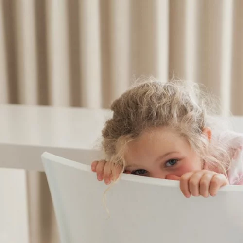 6 τρόποι για να ενθαρρύνουμε ένα ντροπαλό – διστακτικό παιδί