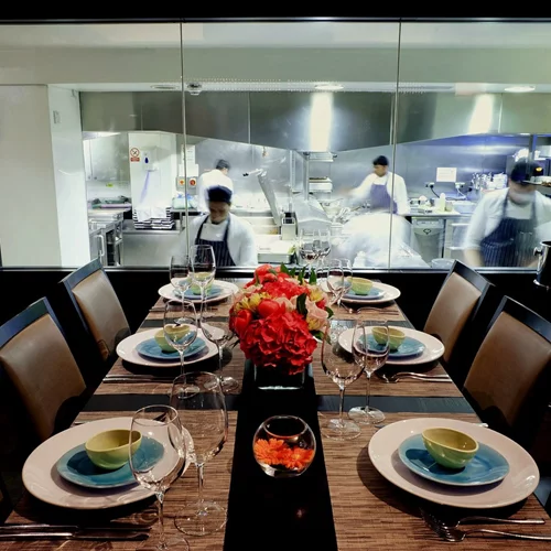 Ποια είναι τα ψυχολογικά τρικ που χρησιμοποιούν τα ακριβά εστιατόρια στους πελάτες;