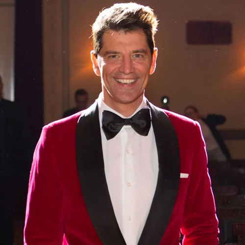 Σάκης Ρουβάς | Πιο λαμπερός από ποτέ σε χριστουγεννιάτικη συναυλία