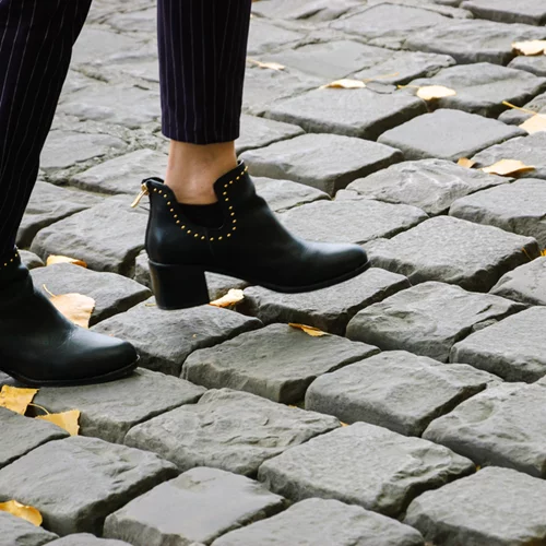 Σε «χτύπησαν» τα καινούρια παπούτσια; Με αυτό το κόλπο θα τα «ανοίξεις»!