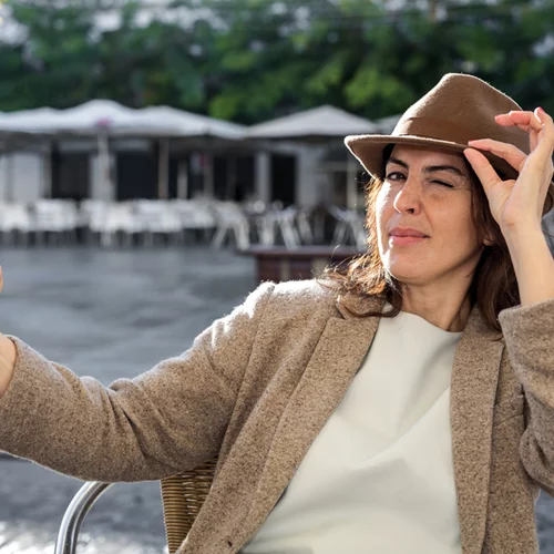 Πώς θα κάνεις την επιδερμίδα σου να δείχνει νεότερη με 2 κινήσεις!