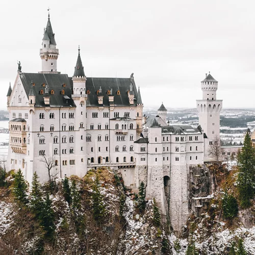 Το κάστρο Neuschwanstein ενσαρκώνει το χριστουγεννιάτικο όνειρο