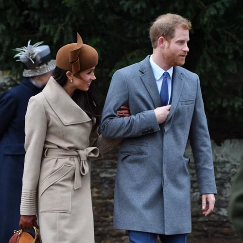 Meghan Markle | Το (εντυπωσιακό) φόρεμα που κρυβόταν μέσα από το χριστουγεννιάτικο look της