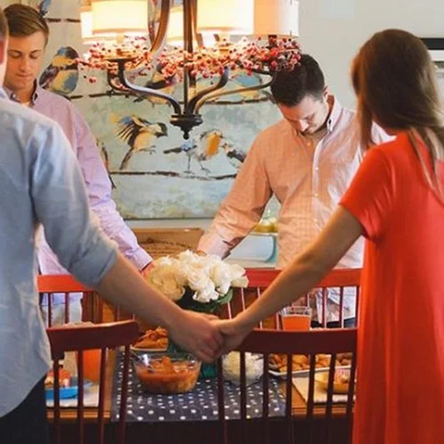 Πού είναι εκείνα τα οικογενειακά τραπέζια που κάποτε βαριόμουν;