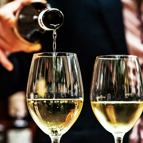 Γιατί πρέπει να παραγγέλνεις πάντα το πιο φθηνό κρασί του μενού