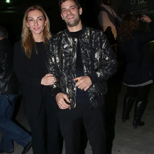 Ρούλα Ρέβη & Αποστόλης Τότσικας | Τρυφερές αγκαλιές σε βραδινή έξοδο