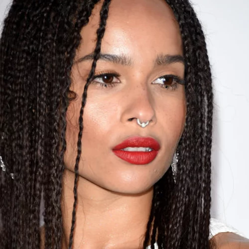 Zoë Kravitz | 5 επίσημες sexy chic εμφανίσεις της που τράβηξαν όλα τα φλας!