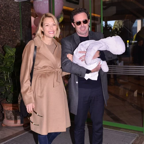 Βίκυ Καγιά | Η έξοδος με τον Ηλία Κρασσά και τον γιο τους από το μαιευτήριο