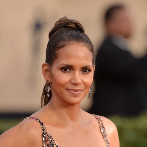 Halle Berry | Φωτογραφίζεται φορώντας μόνο ένα t-shirt (με το όνομά του συντρόφου της)