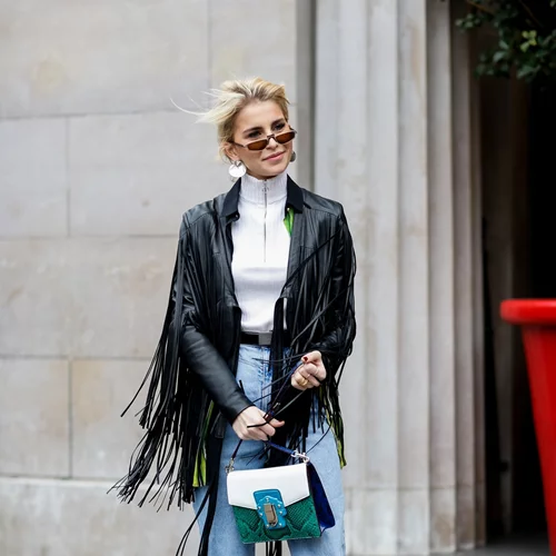 Caroline Daur | Η fashion influencer με τους 2,5 εκατομμύρια followers φωτογραφίζεται στην Ελλάδα με τη Βίκυ Καγιά