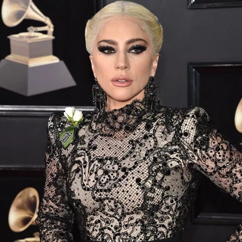 Lady Gaga | Ετοιμάζει τη δική της σειρά καλλυντικών