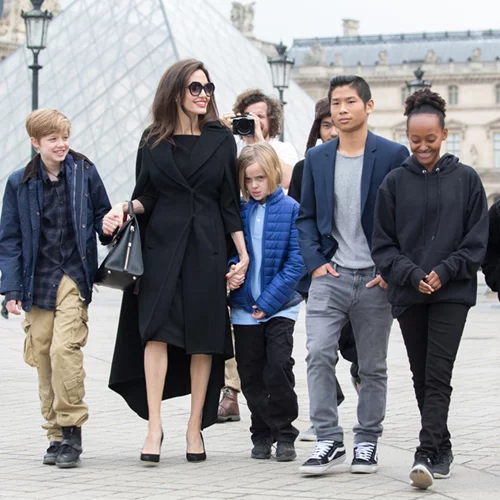 Angelina Jolie | Γιατί κινδυνεύει να χάσει την κηδεμονία των έξι παιδιών της;