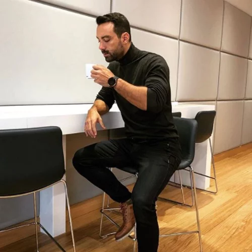 Σάκης Τανιμανίδης | Ποζάρει στο κρεβάτι του στον Άγιο Δομίνικο