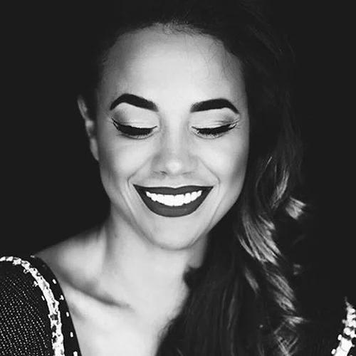 Πηνελόπη Πλάκα | Ποζάρει sexy στο κρεβάτι