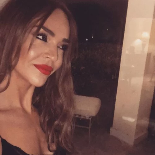 Νικολέττα Καρρά | Τρυφερές αγκαλιές και φιλιά με τον Φώτο Πιττάτζη σε βραδινή έξοδο