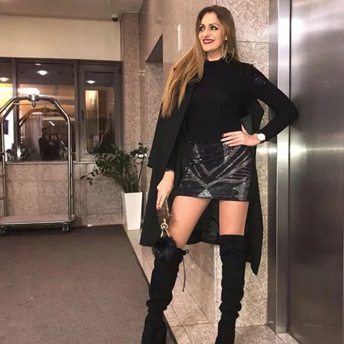 Βίκυ Κουλιανού | Με total black look και εκπληκτικές αναλογίες σε βραδινή έξοδο