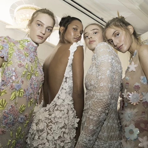 H Ελληνίδα σχεδιάστρια που έκλεψε τις εντυπώσεις στην Εβδομάδα Υψηλής Ραπτικής