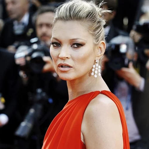 Kate Moss | 10+1 iconic εμφανίσεις της που επανακαθόρισαν την έννοια του στυλ