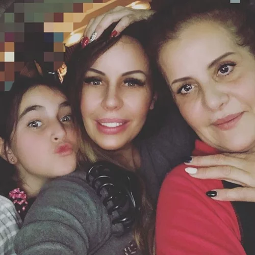 Ιωάννα Λίλη | Η γλυκιά selfie με την μητέρα και την κόρη της