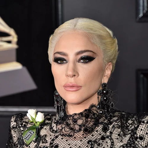 Lady Gaga | Η μεταμόρφωσή της σε ζωντανή κούκλα για εξώφυλλο περιοδικού