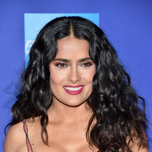Η Salma Hayek ποζάρει με μπικίνι και «ρίχνει» το Instagram