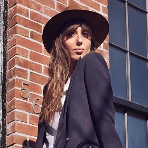 Ακολουθούμε μία Γαλλίδα στον καθρέφτη: Πώς βάφεται για την βραδινή της έξοδο;