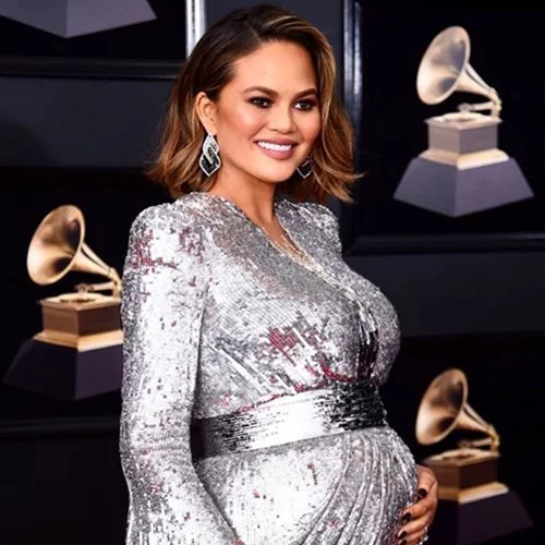Chrissy Teigen | Φτιάχνει σαλάτα topless και το αναρτά στο Instagram!