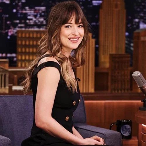 Η Dakota Johnson μιλά για την πιο viral στιγμή των φετινών Χρυσών Σφαιρών!