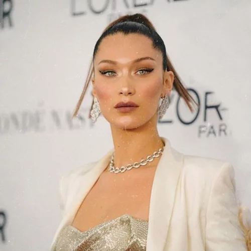 Η Bella Hadid επανέφερε ένα (ακόμη) '90s χτένισμα που είχαμε ξεχάσει τελείως!