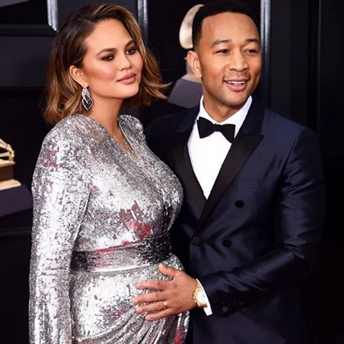Η Chrissy Teigen αποκάλυψε το φύλο του μωρού της!