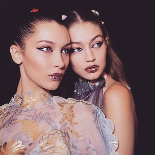 Οι αδερφές Hadid φωτογραφίζονται γυμνές για την βρετανική Vogue