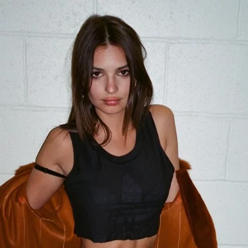 Η Emily Ratajkowski πρωταγωνιστεί στην πρώτη της beauty καμπάνια