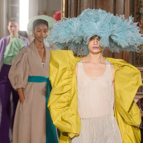 Valentino-Elie Saab Άνοιξη 2018: Φαντασία, πολυτέλεια και... ποπ διάθεση