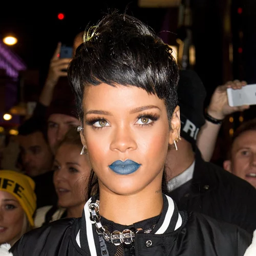 Αυτό το άρθρο θέλει να σε πείσει να φορέσεις μπλε κραγιόν