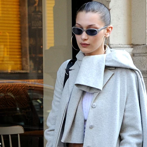 Bella Hadid | Δες πώς φόρεσε το denim suit (αν αγαπάς το τζιν, θα το λατρέψεις!)