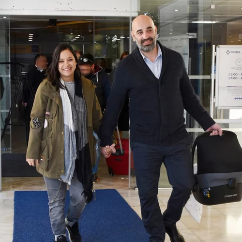 Κατερίνα Τσάβαλου | Η έξοδος από το μαιευτήριο & το τρυφερό φιλί στον σύζυγό της