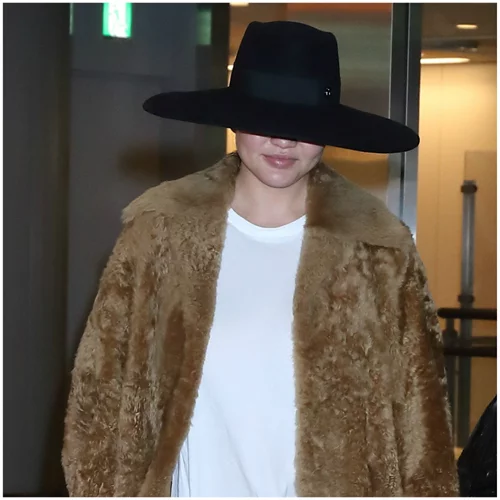 Chrissy Teigen | Το look που μας θύμισε Bianca Jagger και λατρέψαμε!