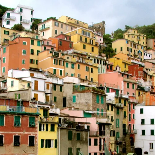 Γιατί οι Ιταλοί πουλάνε σπίτια στη Σαρδηνία με 1 ευρώ;