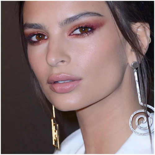 Emily Ratajkowski | Ο πιο stylish τρόπος να φορέσεις την καμπαρντίνα τώρα