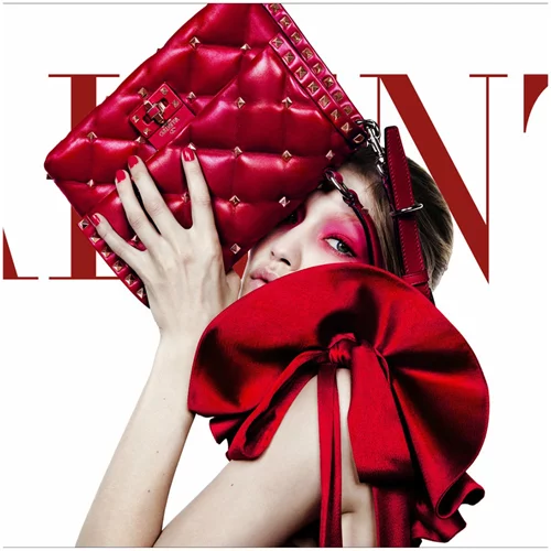 H Gigi Hadid μοιάζει πραγματικά αγνώριστη στη νέα ανοιξιάτικη καμπάνια του Valentino