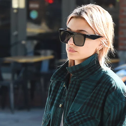 Hailey Baldwin | Φυσικά και θα αντιγράψουμε το outfit της με παντελόνι-καμπάνα